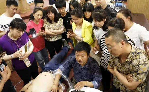 飞依诺首席临床专家徐杨为学员们演示扫查手法