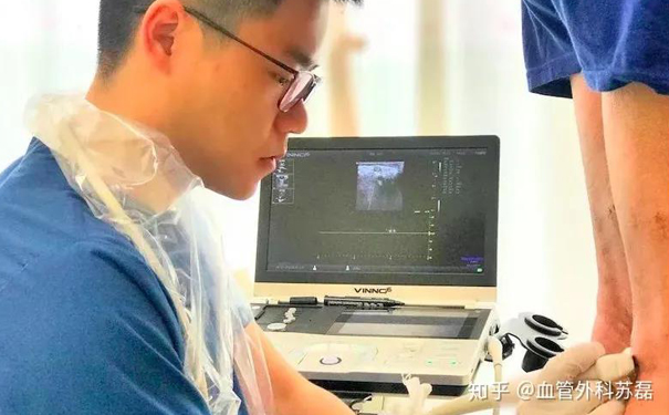 医生使用飞依诺便携超声立位扫查