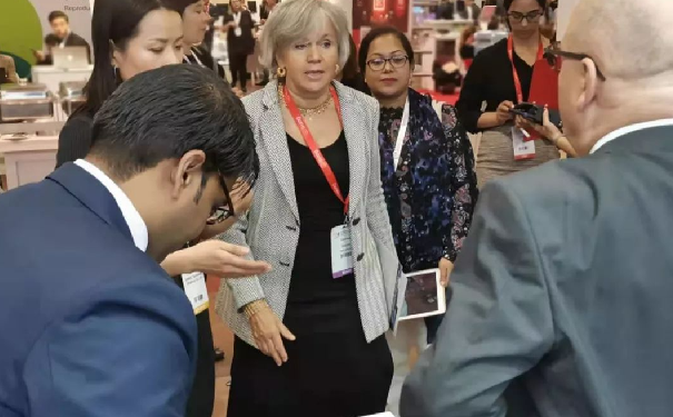 Prof. dr. C.M. Bilardo ISUOG主席（中间）