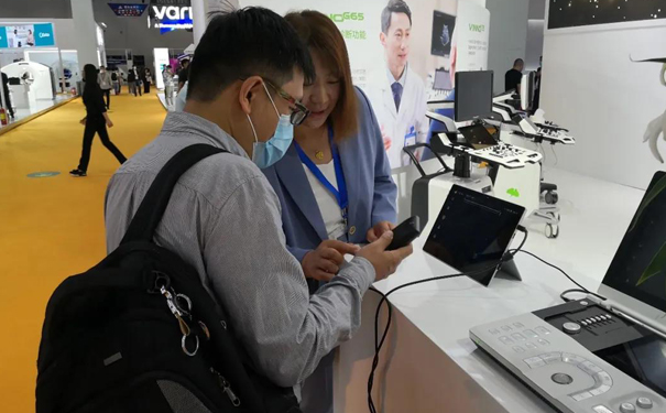 咨询者感受VINNO Q的小巧设计