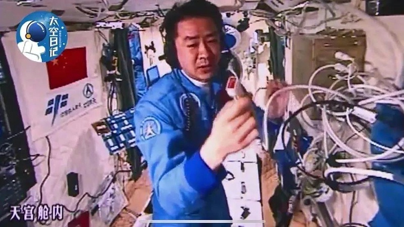 神舟十一号航天员展示超声探头