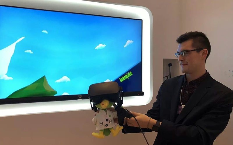 飞飞在现场体验了VR技术