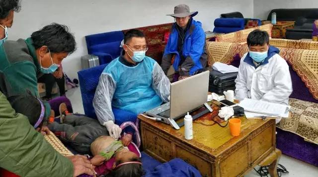 李医生给西藏当地的儿童检查身体