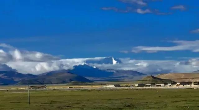 李医生拍摄的，海拔8210米的卓奥友峰露出云层