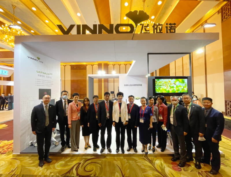 中华医学会超声医学分会梁萍主任一行莅临飞依诺展台亲切交流。