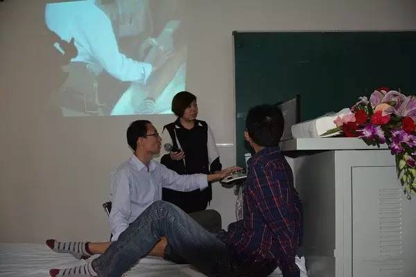 李志强老师在用VINNO G60进行膝关节超声演示