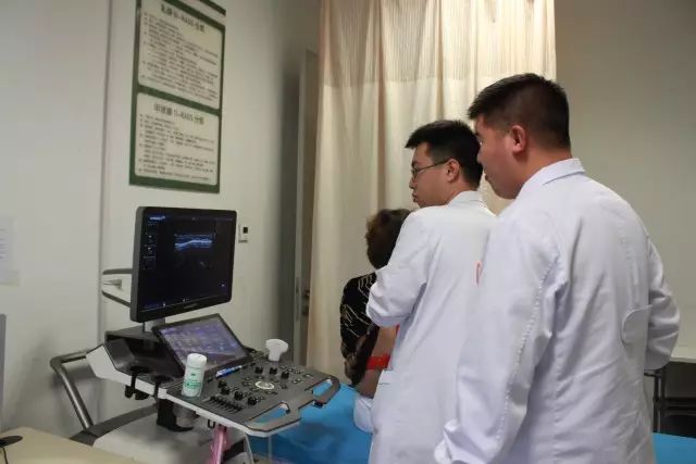 两位超声医生正在为病人进行检查