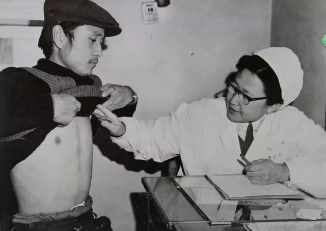 80年代的医疗设备条件有限，超声设备都是黑白超