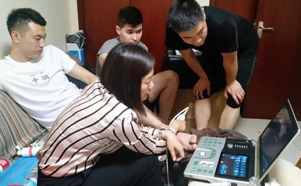 男篮健儿在体验便携超声扫查