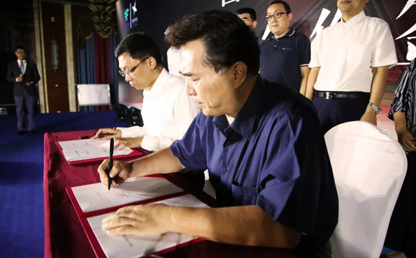 李杨总裁与宁益华会长签署战略框架协议