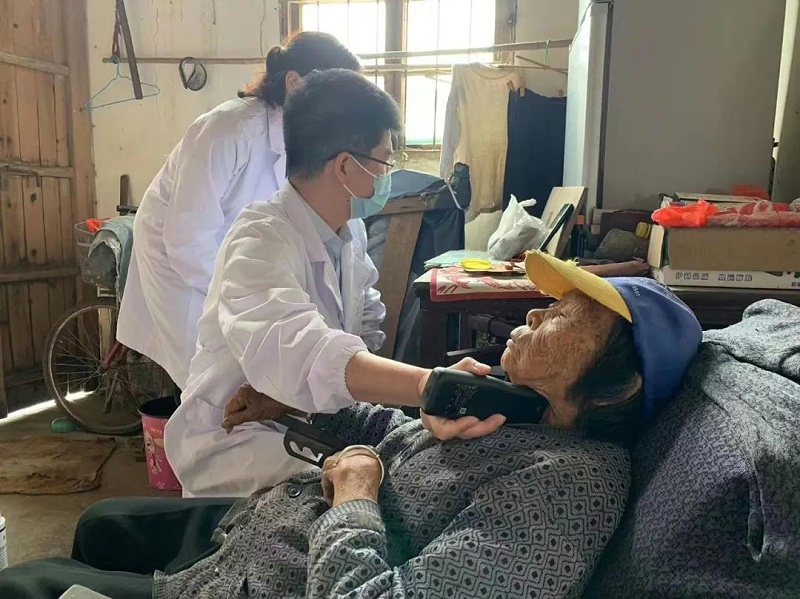 叶主任参加义诊活动