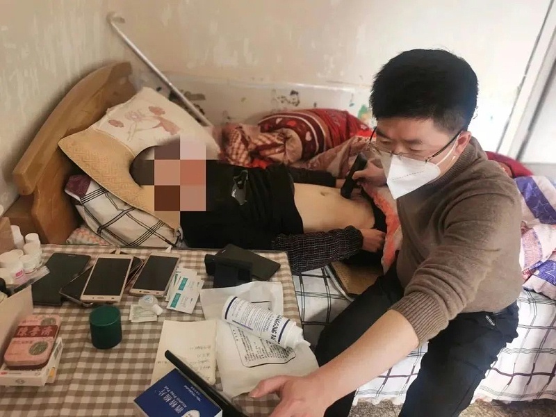 叶主任携带掌上超声上门检查