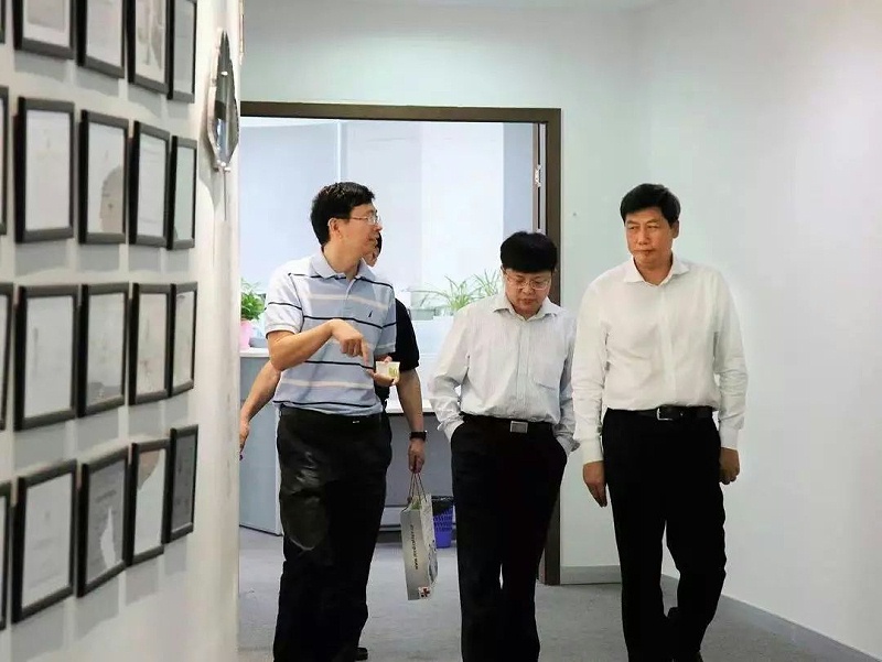 国家科技部社会发展科技司吴远彬司长（右一）与飞依诺董事长奚水先生（左一）进行交流