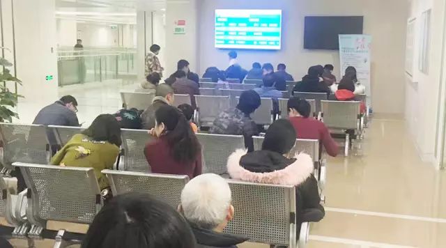 超声科外等候检查的患者