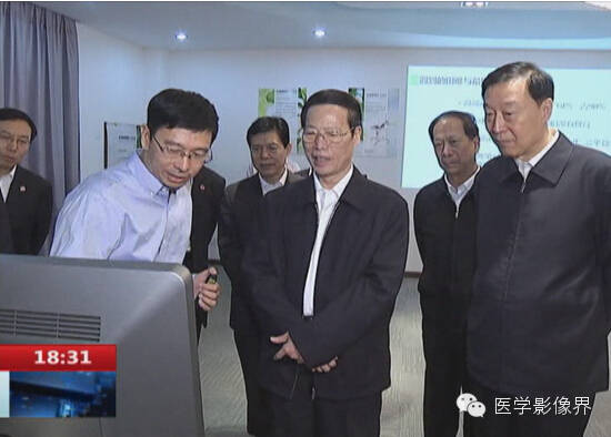 奚水向张副总理展示手指拨动胎儿脸部三维图像