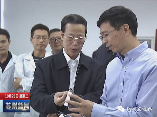 奚水向张副总理展示飞依诺彩超核心部件、介绍“精致打造”理念