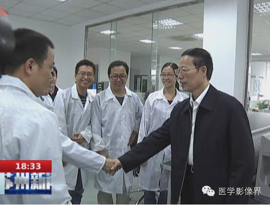 张副总理亲切地与研发工程师一一握手