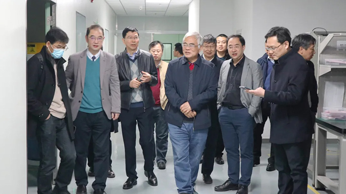 专家组参观飞依诺研发实验室
